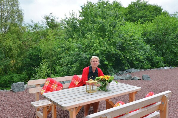 شقة للصفوة - غرفتا نوم | حديقة