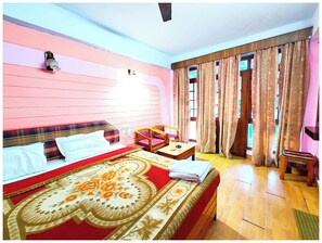 Deluxe tweepersoonskamer, meerdere bedden | Hypoallergeen beddengoed, een bureau, gratis wifi, beddengoed