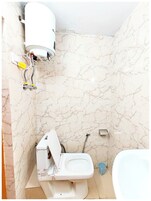 Shower, rainfall showerhead, free toiletries, towels