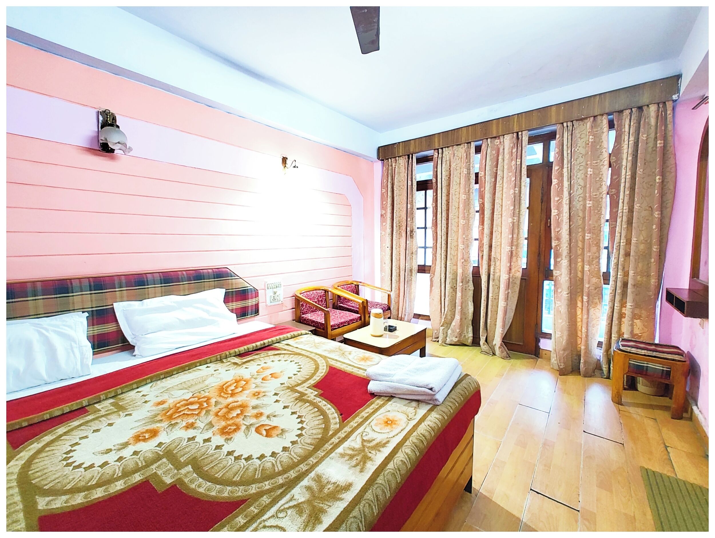 Deluxe Double Room, Berbilang Katil | Peralatan tempat tidur hipoalergenik, meja, Wi-fi percuma, cadar katil 