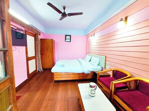 Deluxe tweepersoonskamer | Hypoallergeen beddengoed, een bureau, gratis wifi, beddengoed