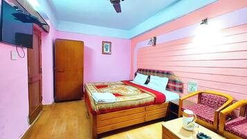 Deluxe Double Room, Multiple Beds | Hypo-allergenic bedding, desk, free WiFi, bed sheets