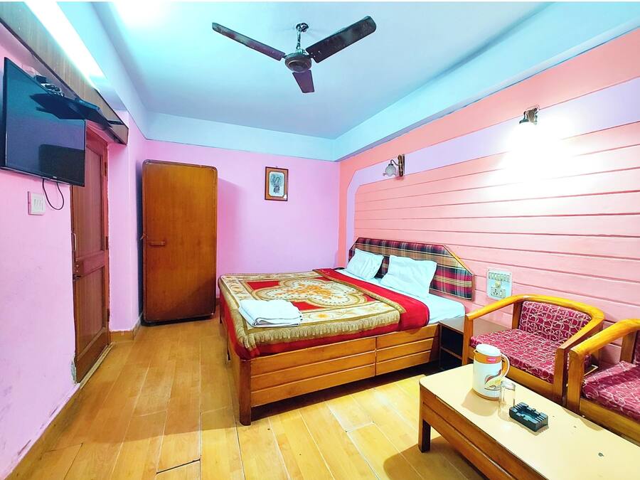 Hypo-allergenic bedding, desk, soundproofing, free WiFi