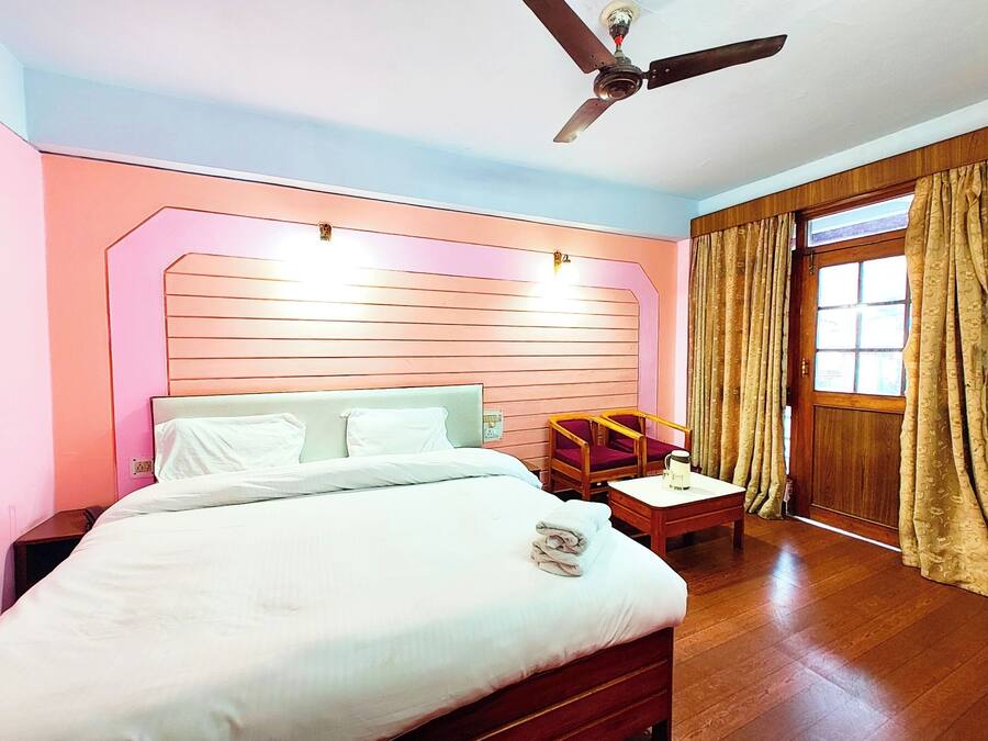 Habitación Deluxe doble | Ropa de cama hipoalergénica, escritorio, wifi gratis y ropa de cama