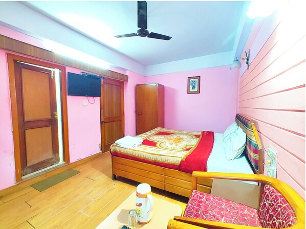 Deluxe Double Room, Multiple Beds | Hypo-allergenic bedding, desk, free WiFi, bed sheets