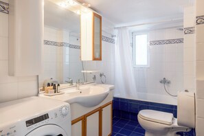 Suihku, ilmaiset hygieniatuotteet, hiustenkuivaaja, pyyhkeet