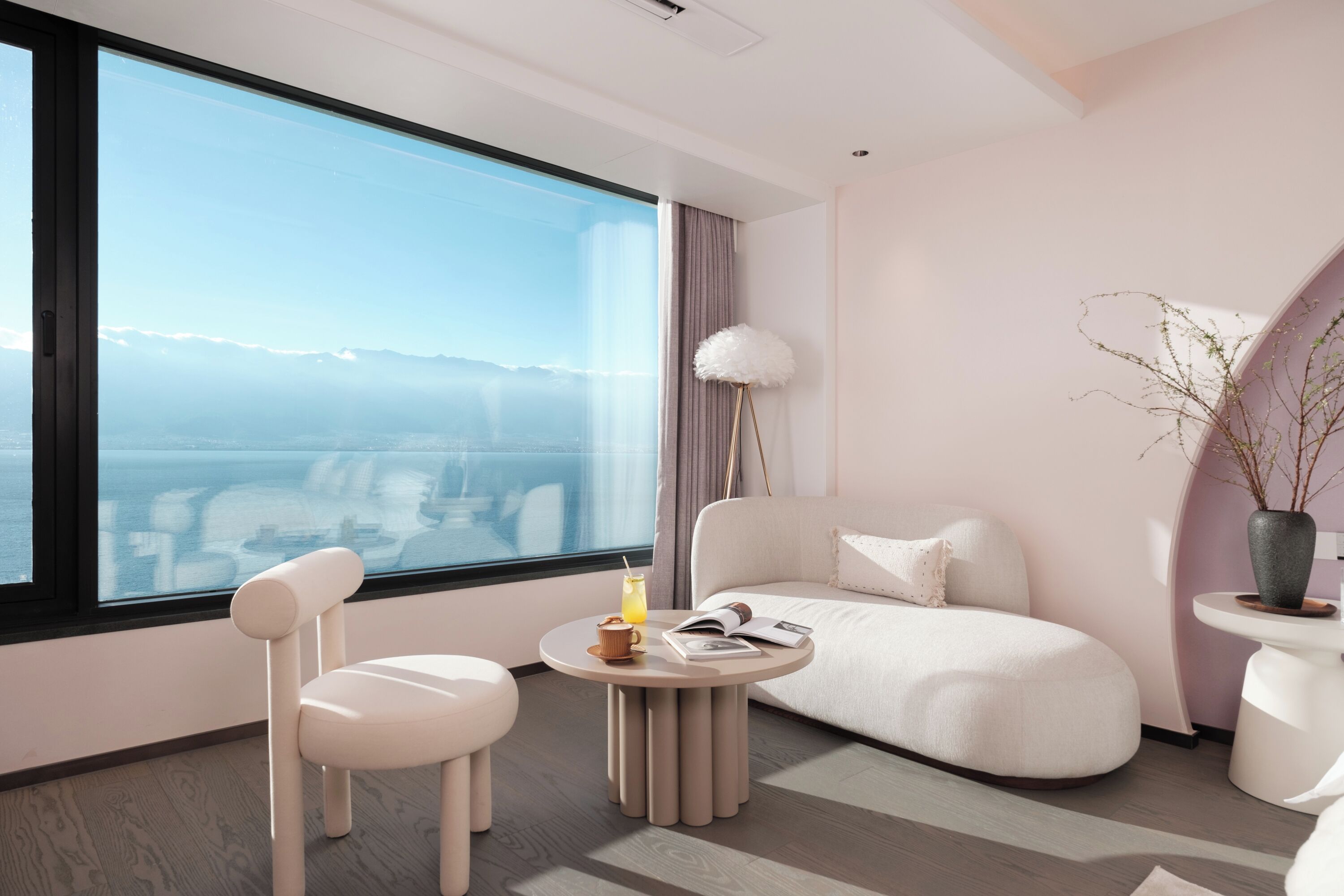 浪漫客房 | 高档床上用品、羽绒被、加厚床垫、迷你吧（备有免费物品）