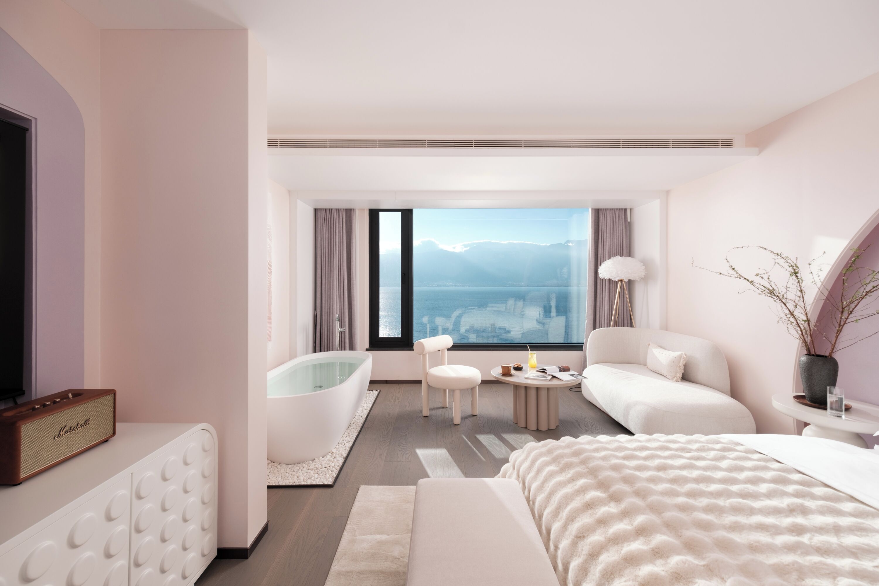 浪漫客房 | 高档床上用品、羽绒被、加厚床垫、迷你吧（备有免费物品）