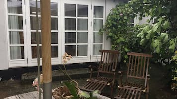 House, 1 Bedroom, Balcony | Living area | Books