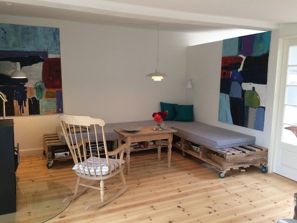 Casa, 1 habitación, balcón | Sala de estar | Libros