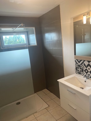 Douche, sĂšche-cheveux, serviettes fournies, papier toilette