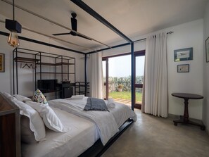 Vila, vista para o rio | Quartos à prova de som, roupa de cama