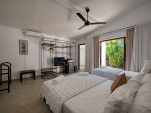 Vila, vista para o rio | Quartos à prova de som, roupa de cama