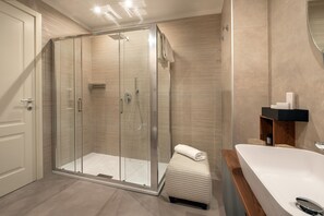 Dusche, Haartrockner, Bidet, Handtücher
