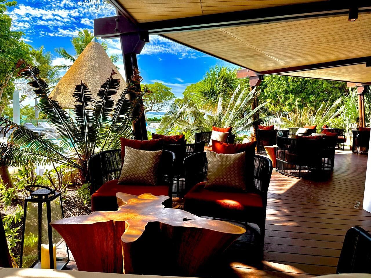 Bar en bord de piscine