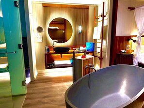 Badewanne und Dusche (separat), kostenlose Toilettenartikel