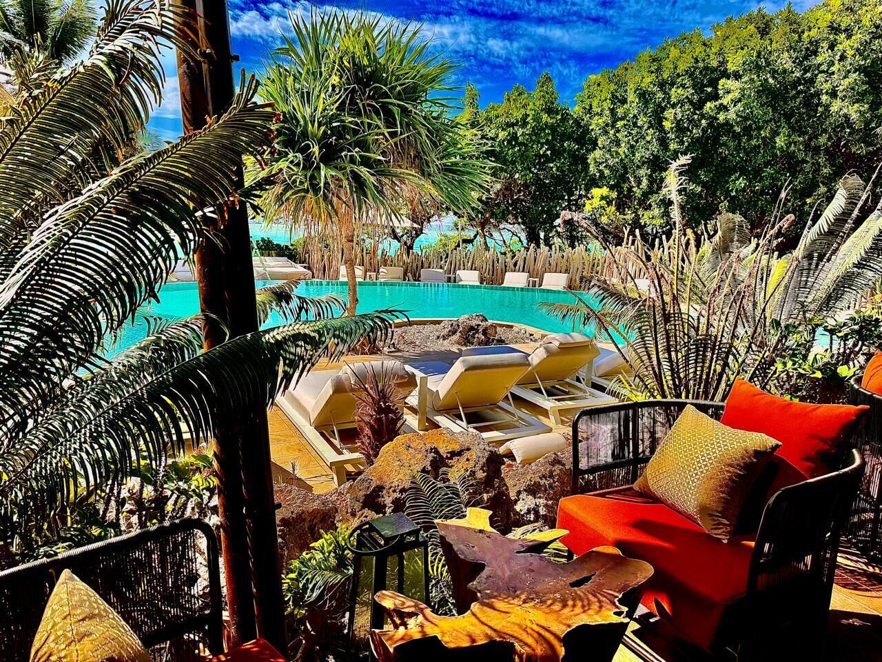 Bar en bord de piscine