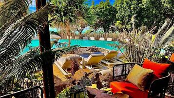 Bar junto a la piscina