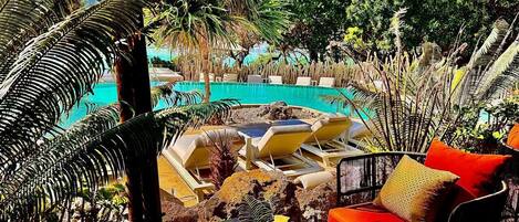 Bar junto a la piscina