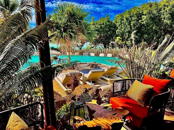 بار بجانب حمام السباحة