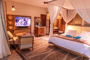 A hotel room with a bed, a TV, a desk, and a chair. - HOTEL WADRA BAY (Lifou)