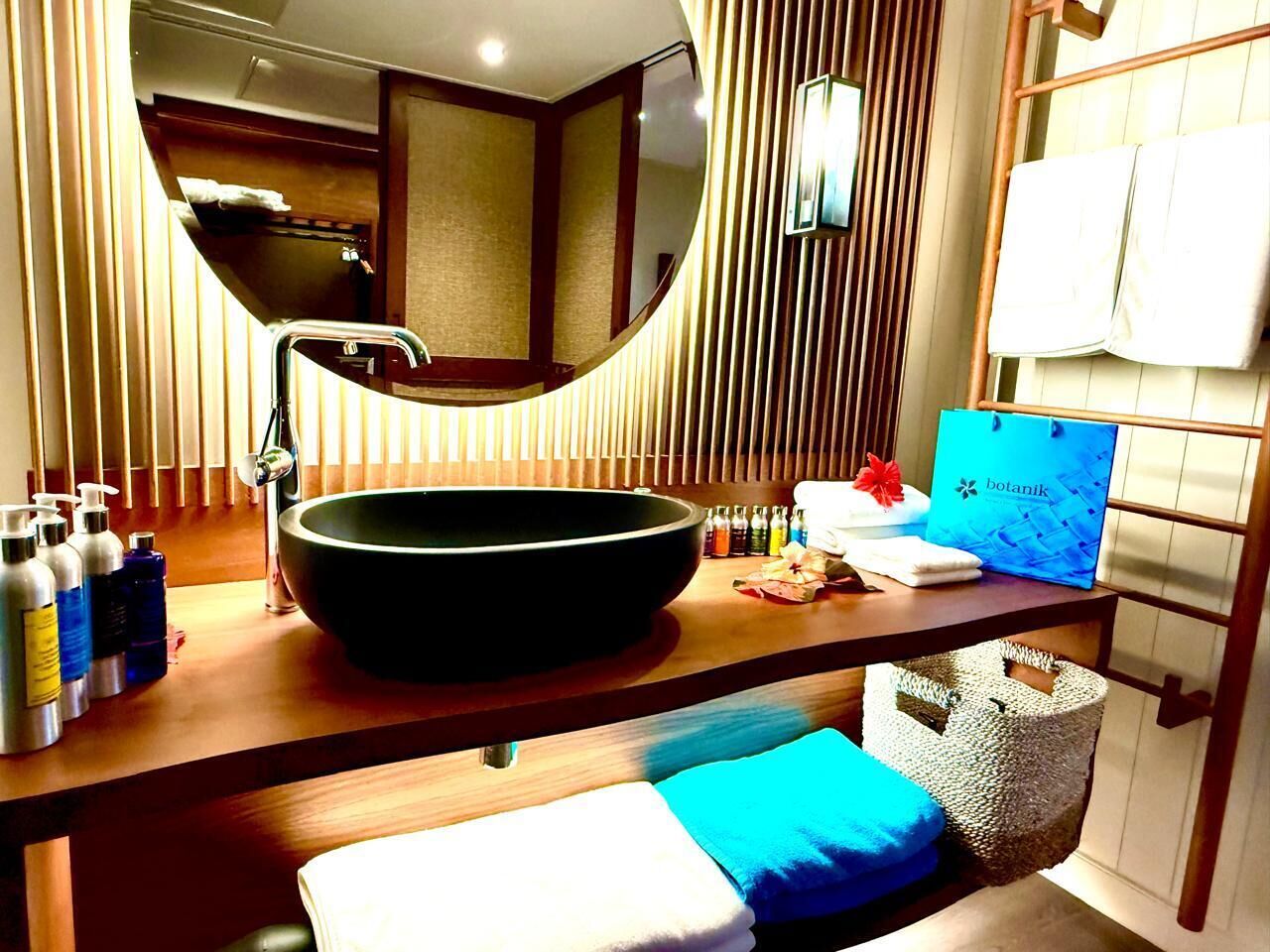 Baignoire et douche séparées, articles de toilette gratuits