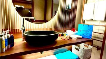 Separate bathtub and shower, free toiletries, hair dryer, soap