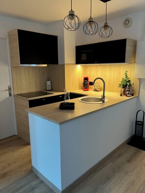 Fridge, microwave, stovetop, dishwasher