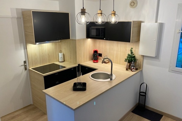 Frigorifero, microonde, piano cottura, lavastoviglie