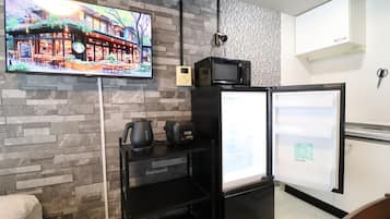 Full-size fridge, microwave, stovetop, cookware/dishes/utensils