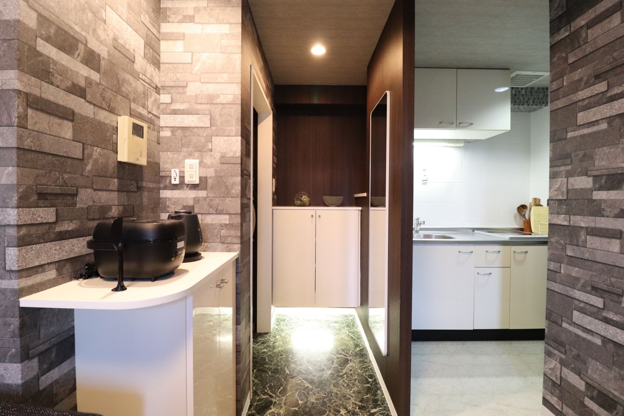 Geladeira grande, micro-ondas, cooktop