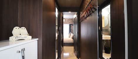 Kjøleskap, mikrobølgeovn, kokeplater og vannkoker