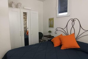 1 chambre, fer et planche à repasser, accès Internet, draps fournis