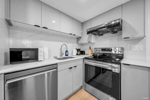 Private kitchen - Peaceful 2 Bedroom 2 Baths Oasis in Shaughnessy (Vancouver)