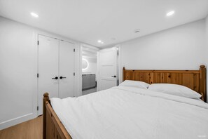 2 bedrooms, iron/ironing board, WiFi, bed sheets - Peaceful 2 Bedroom 2 Baths Oasis in Shaughnessy (Vancouver)