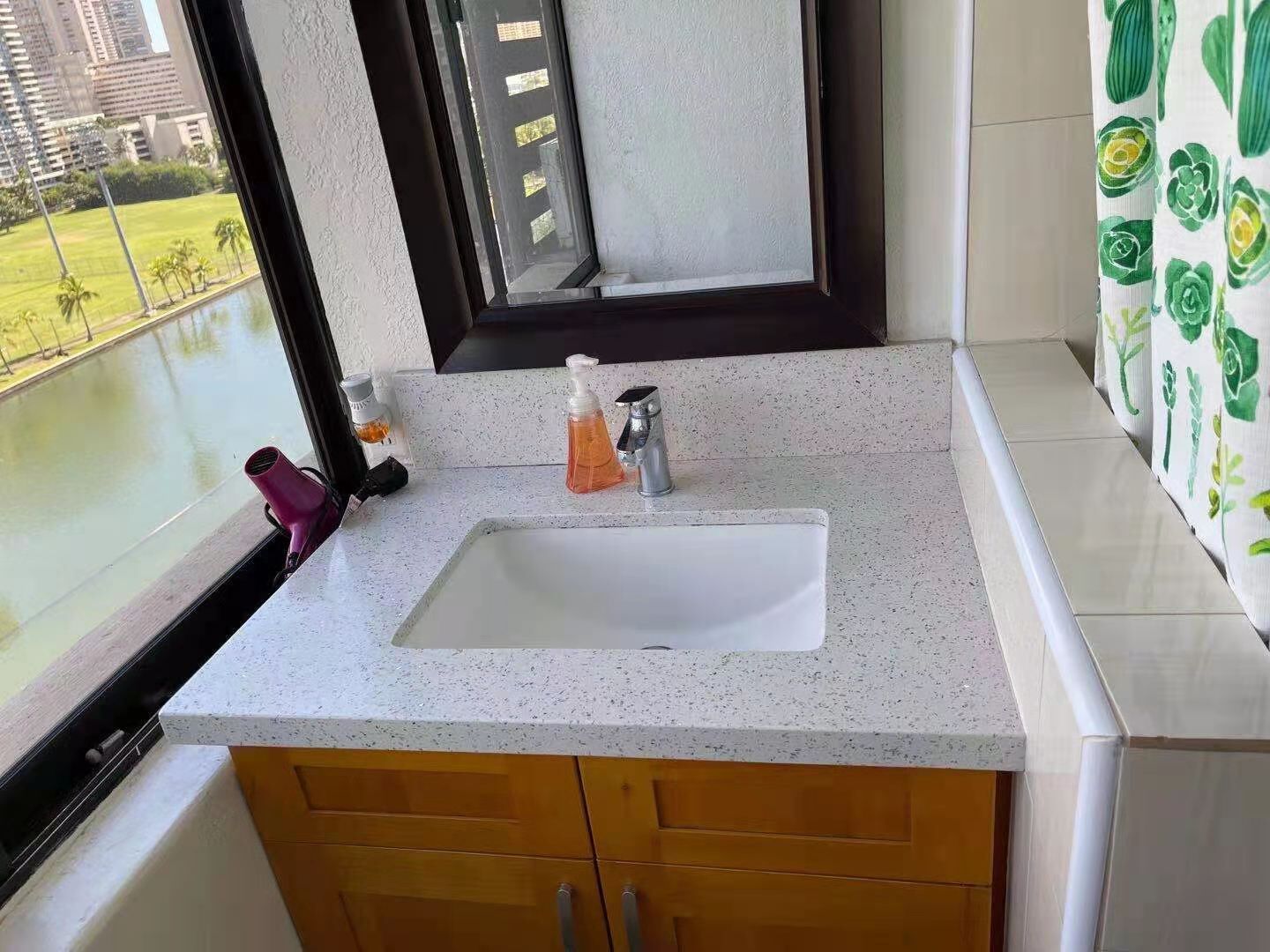 Secadora de cabello, toallas, jabón, papel de baño 