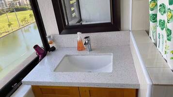 Secadora de cabello, toallas, jabón, papel de baño