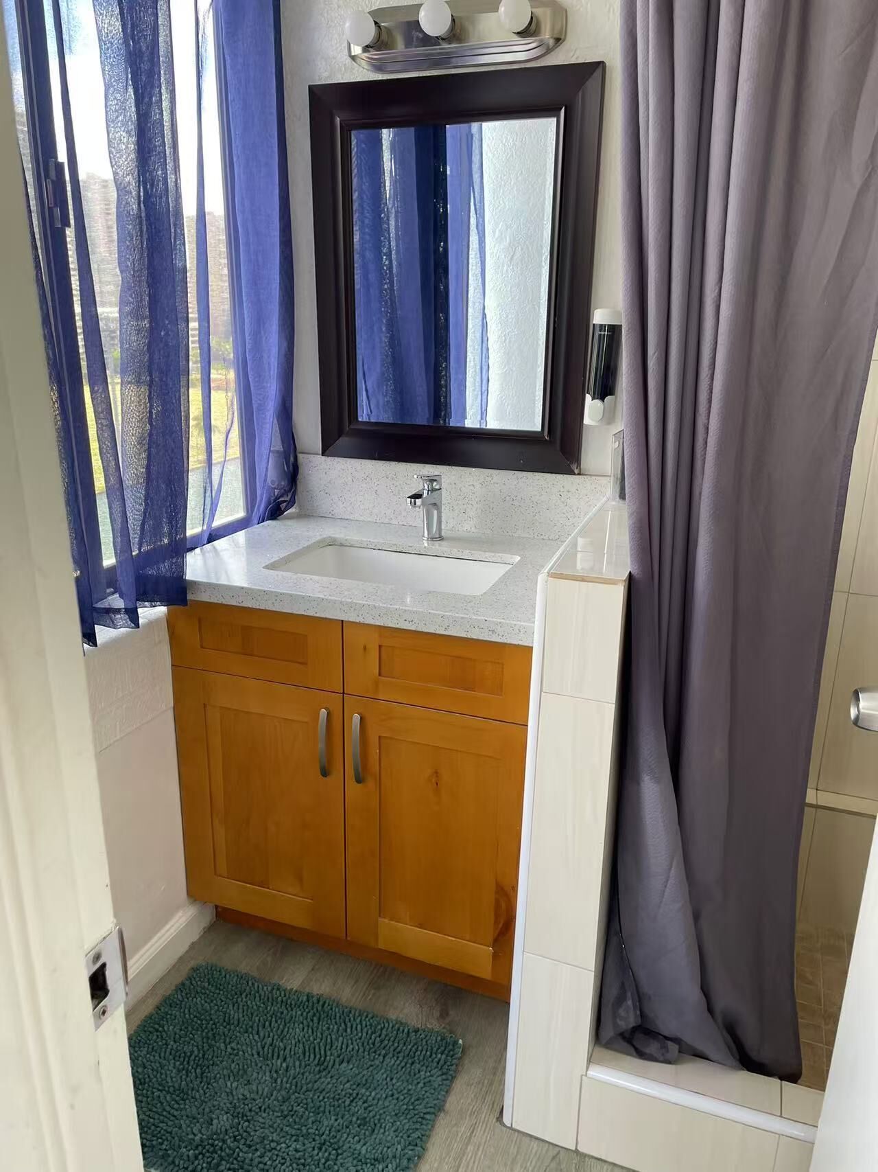 Secadora de cabello, toallas, jabón, papel de baño 