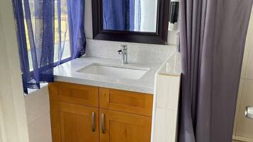 Secadora de cabello, toallas, jabón, papel de baño