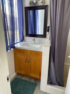 Hair dryer, towels, soap, toilet paper - Movie theme studio in wonderful Honolulu (Honolulu)