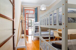 5 bedrooms, iron/ironing board, Internet, bed sheets
