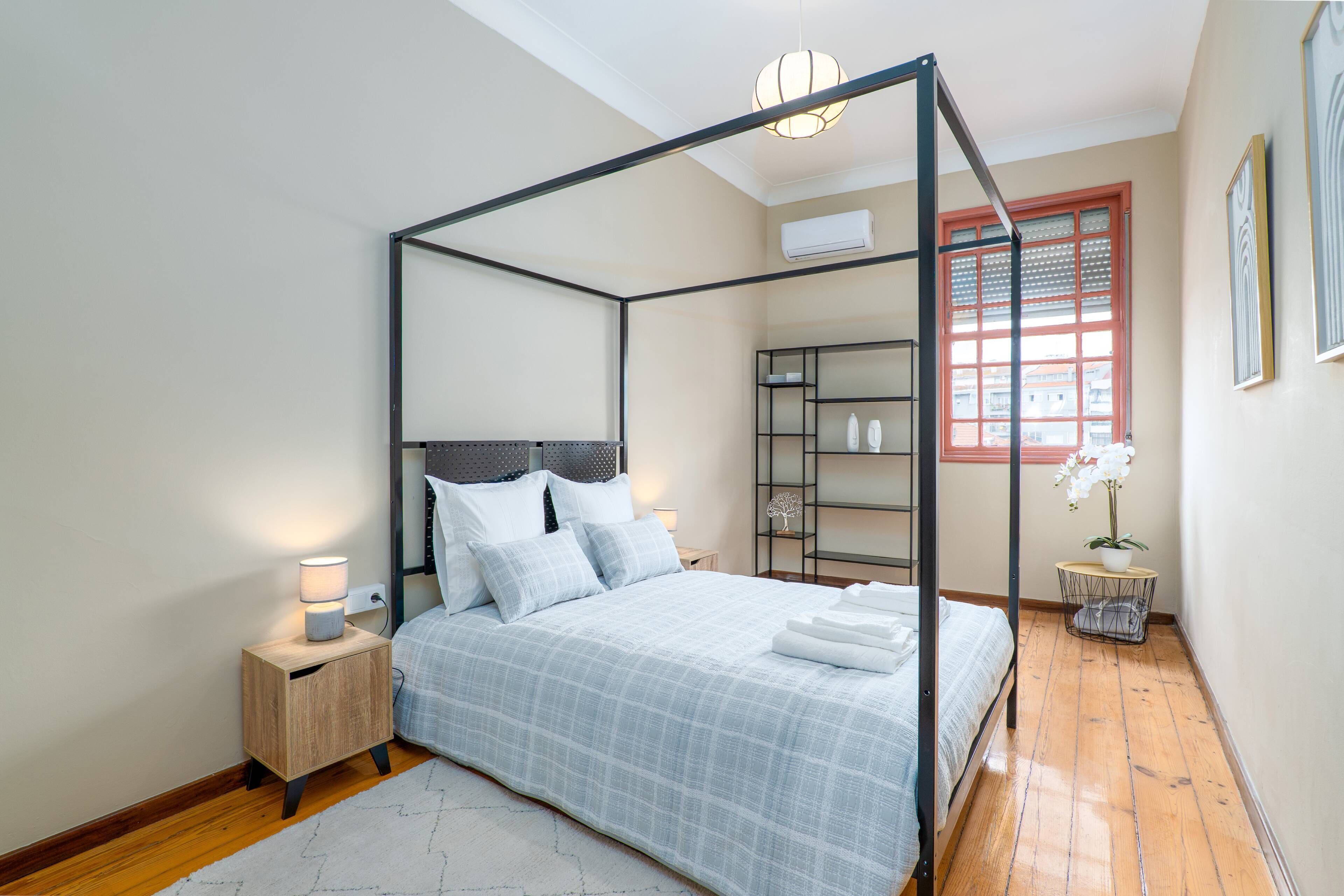 5 bedrooms, iron/ironing board, internet, bed sheets