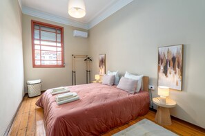 5 bedrooms, iron/ironing board, Internet, bed sheets