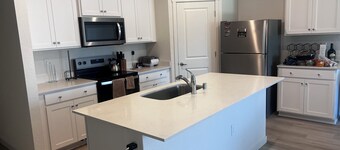 3-bedroom bungalow in tranquil Stockton with parking garage 