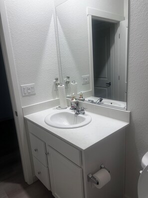 Ducha, toallas, jabón, papel higiénico