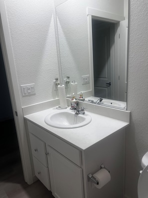 Ducha, toallas, jabón, papel higiénico