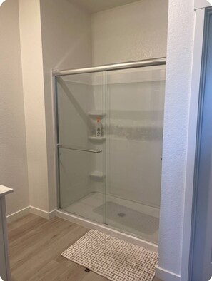 Douche, serviettes fournies, savon, papier toilette