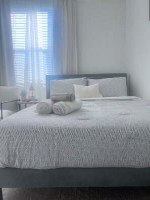 3 habitaciones, tabla de planchar con plancha, wifi y ropa de cama 