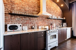 Réfrigérateur, four à micro-ondes, un four, surface de cuisson