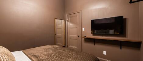 4 soveværelser, pengeskab på værelset, skrivebord, strygejern/strygebræt